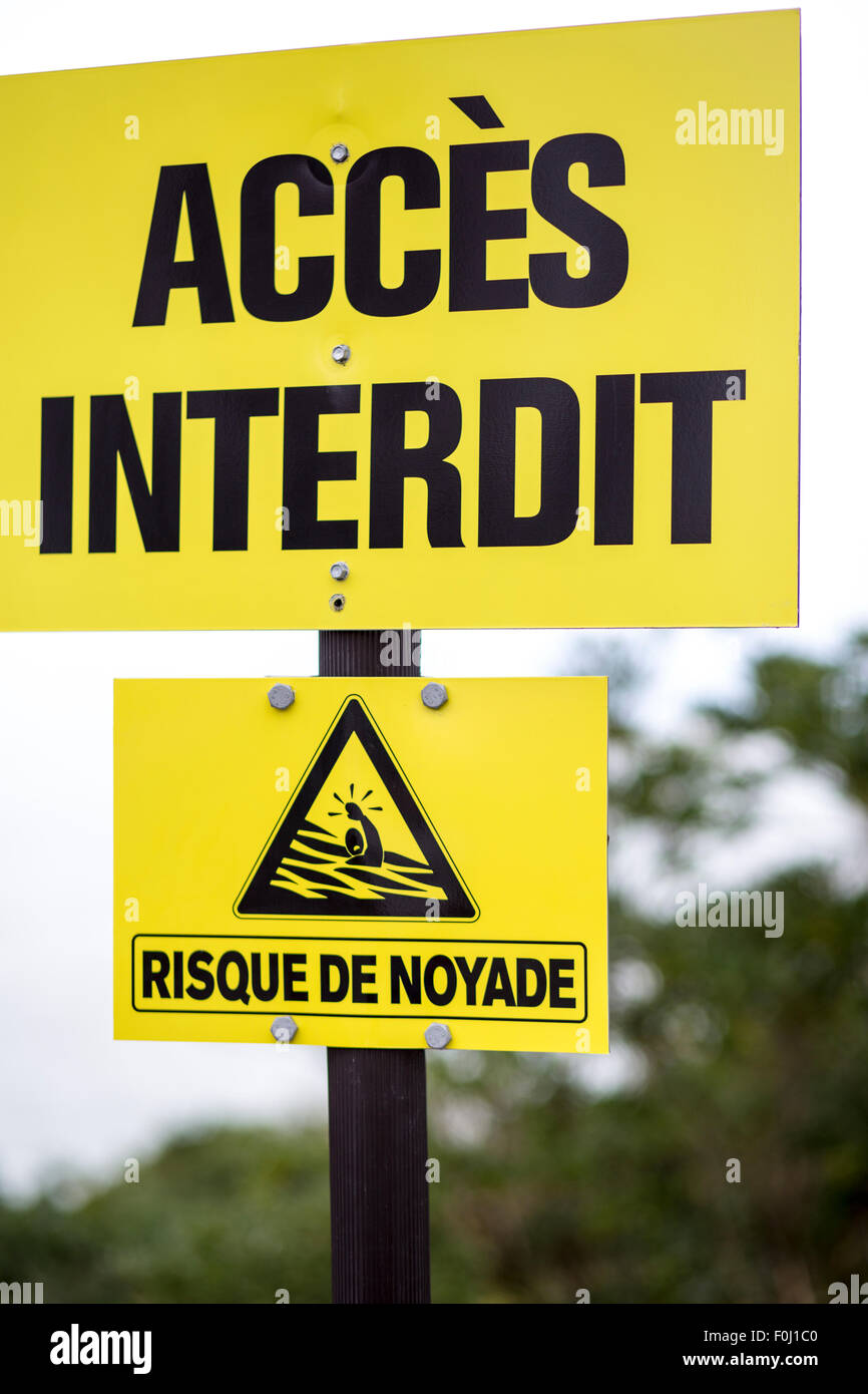 Spiaggia di giallo segno bordo dicendo no accesso alla spiaggia, rischio di annegamento Biarritz, Francia Foto Stock
