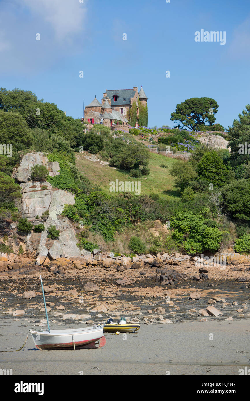 Casa e piccole imbarcazioni sul isola di Brehat in Bretagna. Cotes d'Armor durante una giornata di sole. Francia Foto Stock