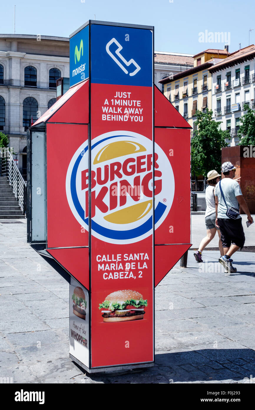 Madrid Spagna,Atocha ispanica,telefono pubblico,stand,annuncio,pubblicità,compagnia americana,Burger King,ristorante ristoranti ristorazione cafe cafe',Spain1506280 Foto Stock