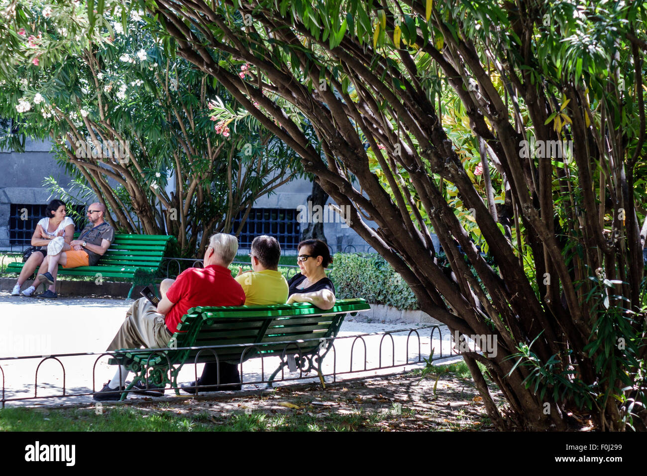 Madrid Spagna,Centro ispanico,Atocha,Museo Nacional Centro de Arte Reina Sofia,galleria museo,arte,giardino scultura,panca,uomo ispanico maschio,donna fe Foto Stock