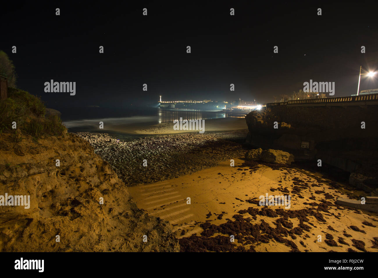 Biarritz in Francia durante la notte. Tempo di esposizione lungo la foto del litorale. Foto Stock
