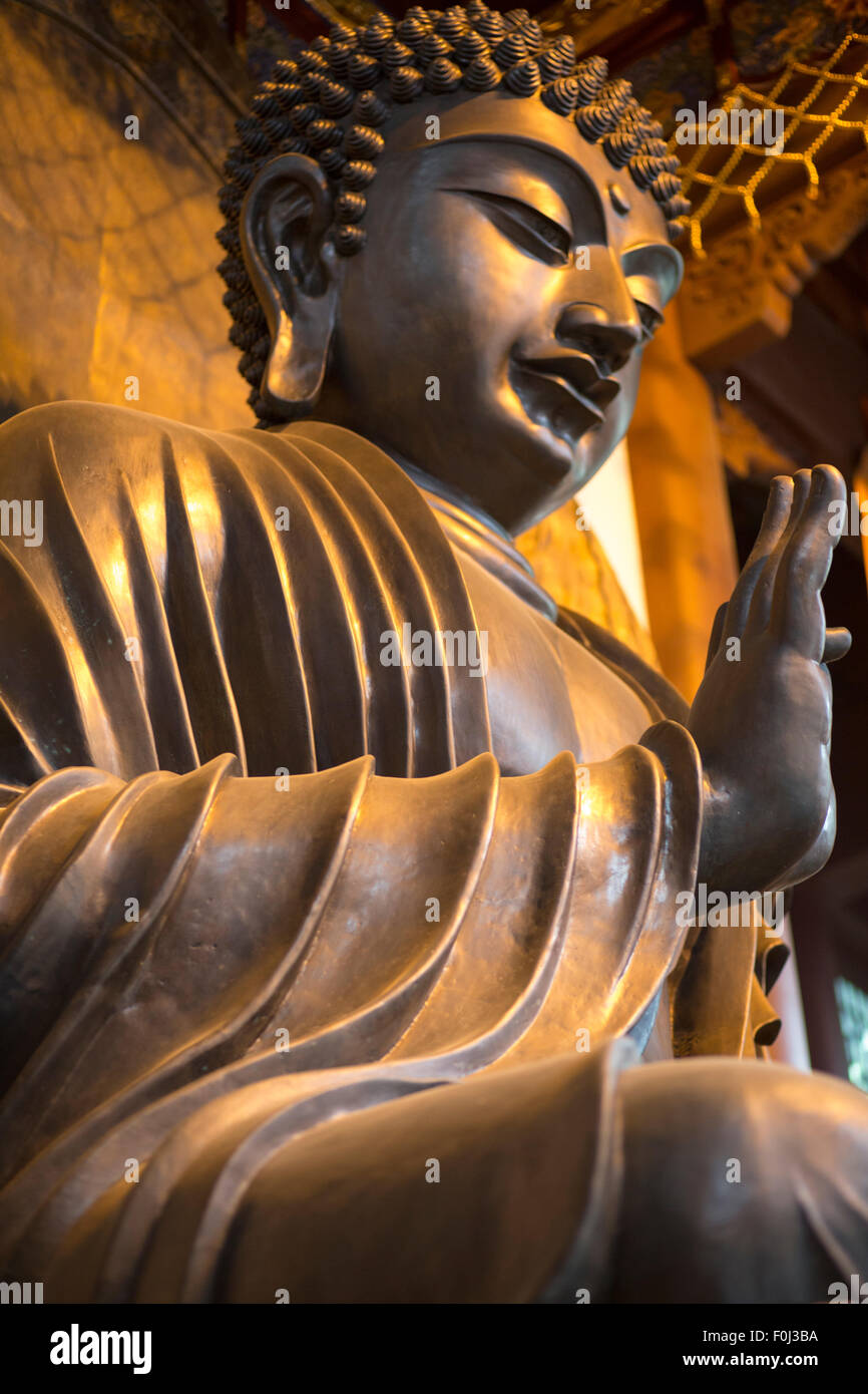 Close up di un buddha in un tempio in Hangzhou, il buddha è avente il gis lato rivolto verso i devoti Foto Stock