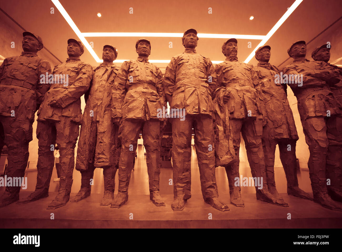 Reali dimensioni umane in terracotta sculture dell'esercito presso il Museo di Arte Moderna di Shanghai che è ora all'interno del Padiglione Cinese a Expo Foto Stock