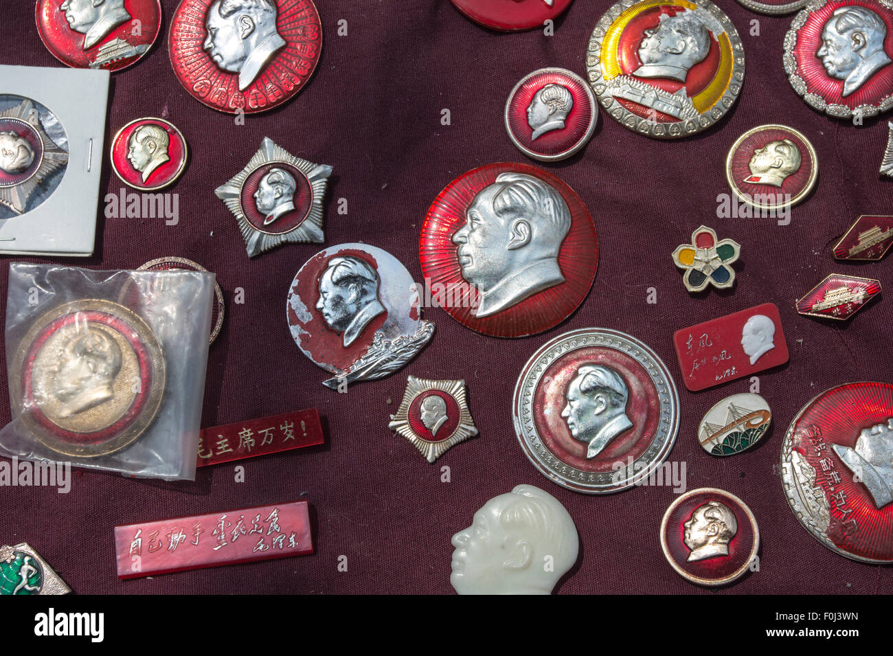 Vari perni con testa di Mao prese in un mercato vintage a Shanghai in Cina 2013. Foto Stock