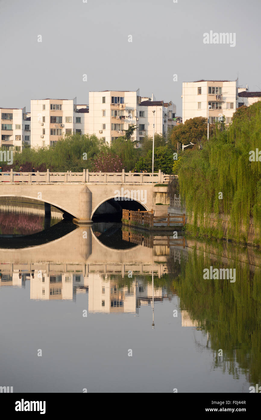 Ponte sul piccolo canale di Suzhou, Qibao, Shanghai, Cina 2013. Foto Stock