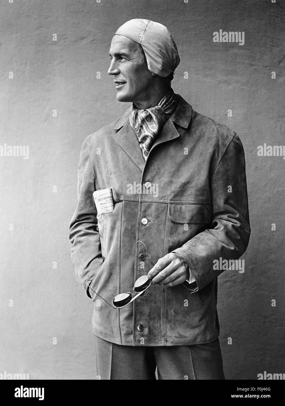 Moda, anni '60, uomo di moda, modello maschile con cappuccio e giacca in  pelle scamosciata di A.Bauch da Monaco, anni '60,  Additional-Rights-Clearences-non disponibile Foto stock - Alamy