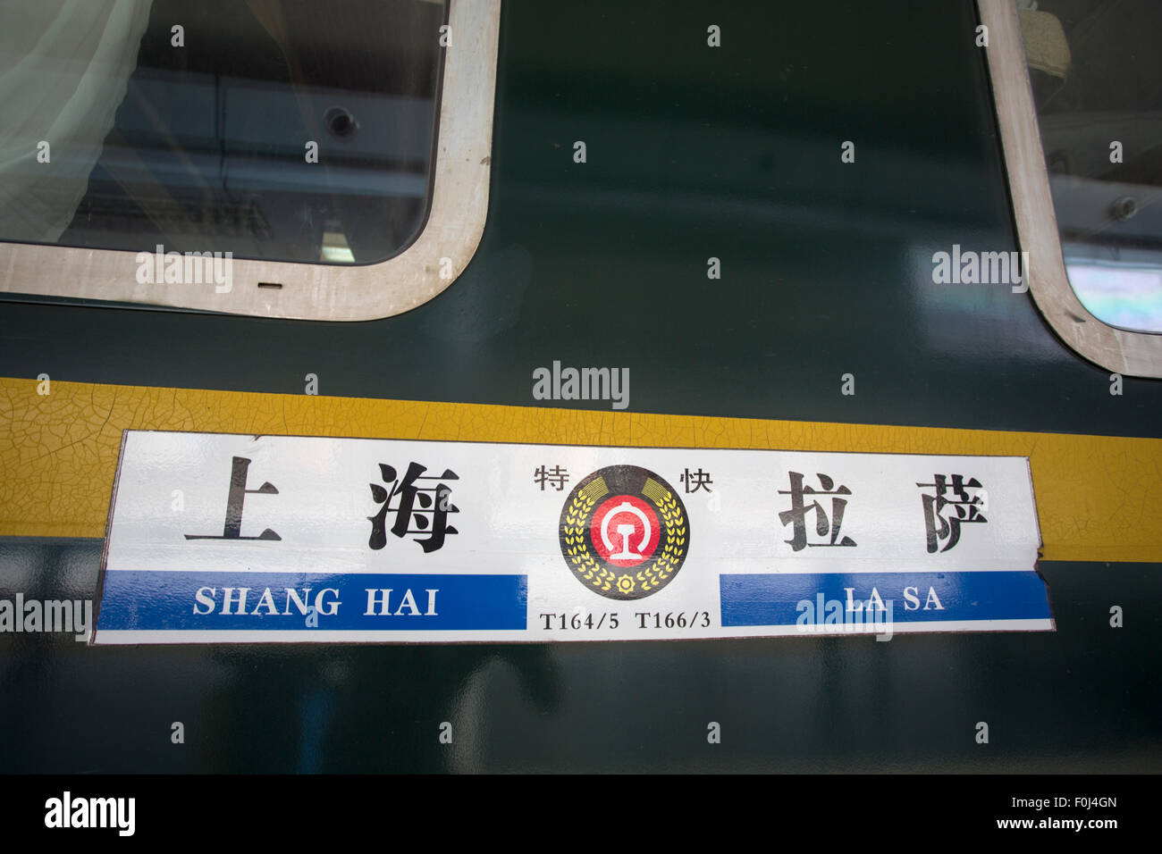 Sign in lingua cinese e inglese dicendo che questo treno sta andando da Shanghai a Lhasa Lhasa in treno - Shanghai Foto Stock