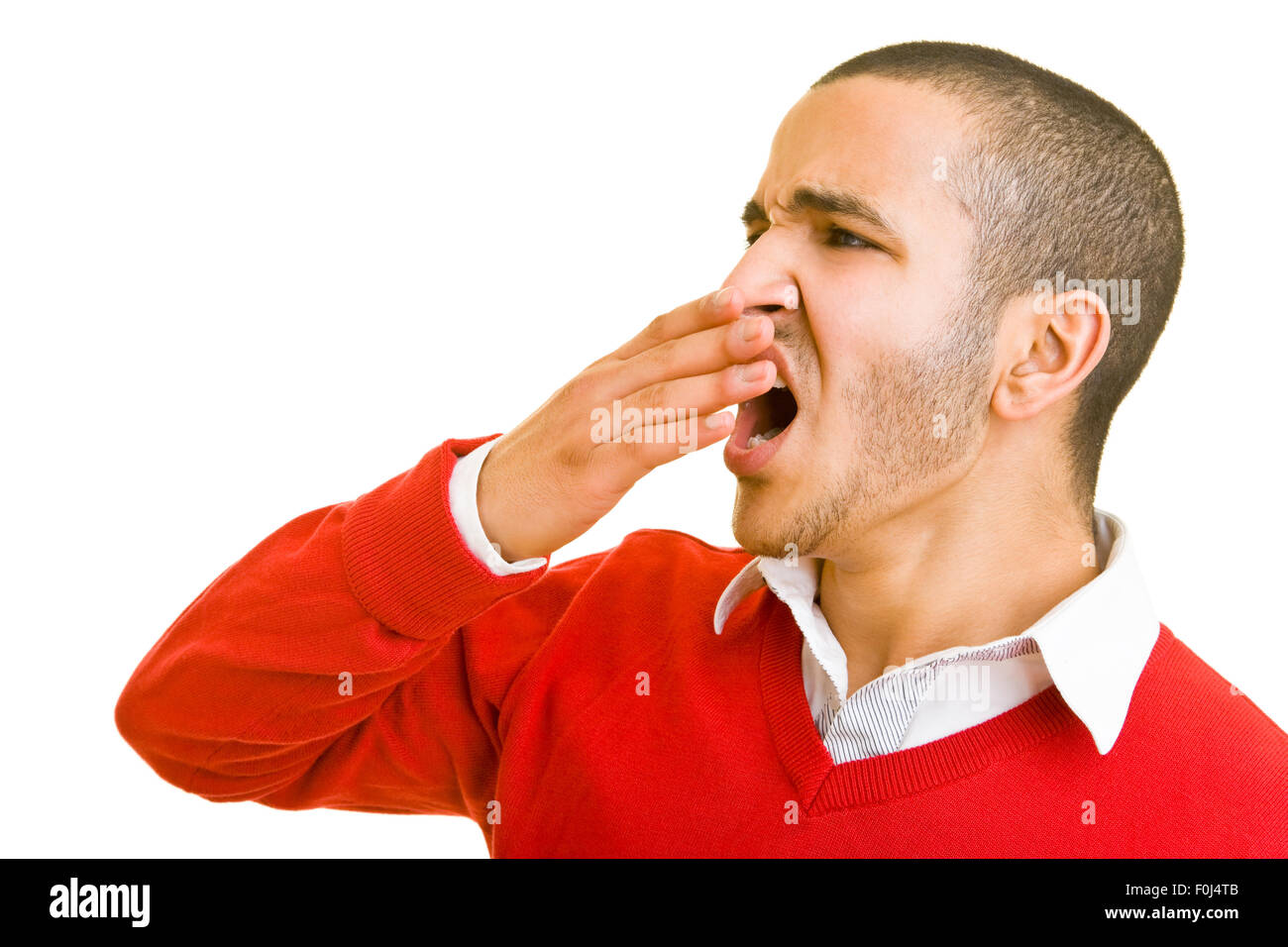 Stanco uomo sbadigliare e tenendo la mano davanti alla bocca Foto Stock