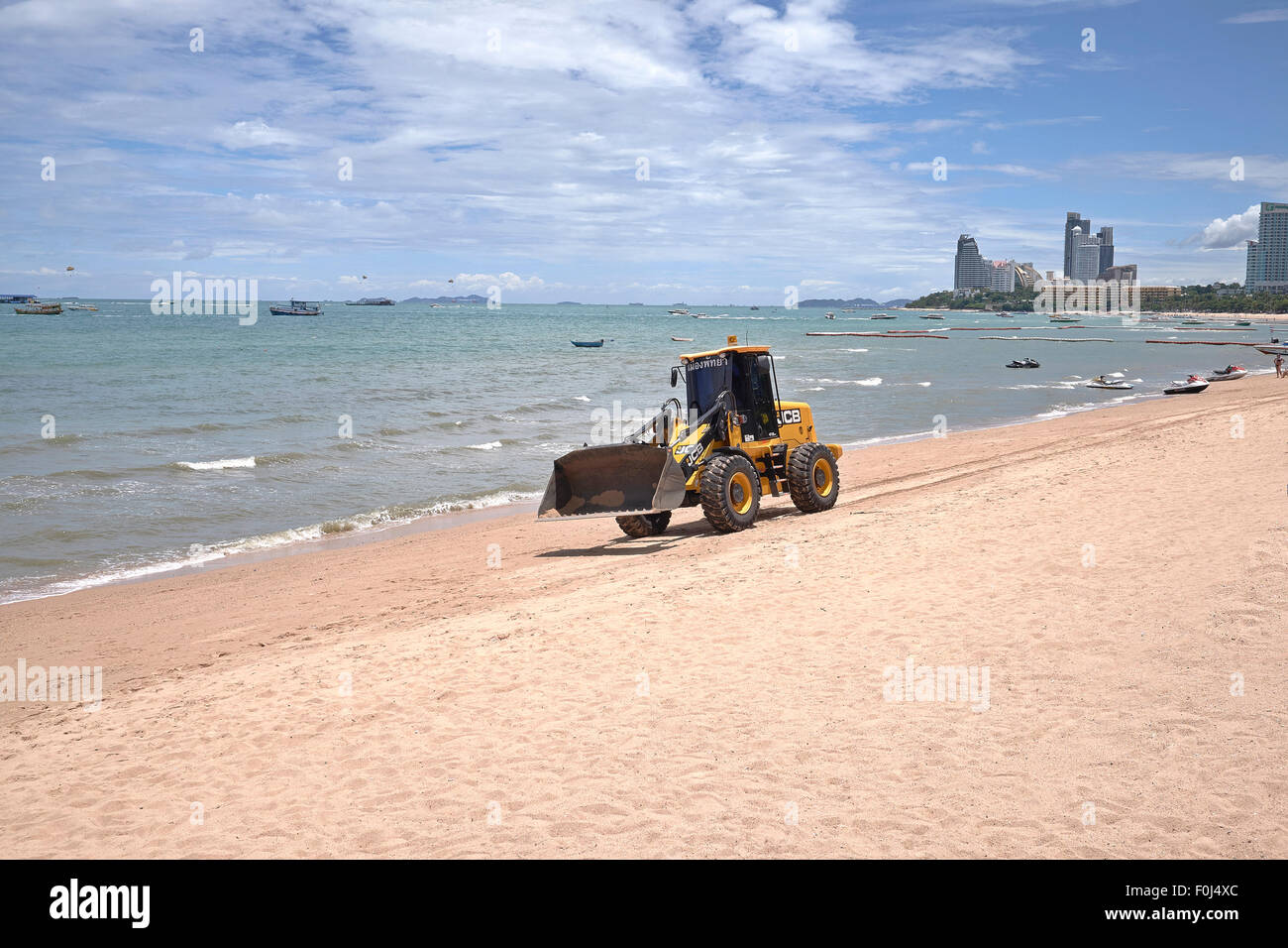 Il trattore escavatore a lavori di pulizia della spiaggia. Pattaya Thailandia SUDEST ASIATICO Foto Stock