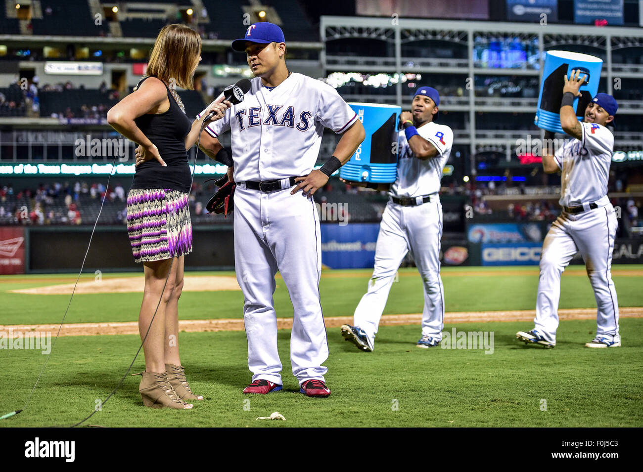 Arlington, Texas, Stati Uniti d'America. 15 Agosto, 2015. Texas Rangers diritto fielder Shin-Soo Choo (17) parla di un giornalista sportivo come lui è circa ottenere irrorato con powerade da Texas Rangers interbase Elvis Andrus (1) e Texas Rangers secondo baseman Rougned odore (12).Dopo una partita MLB tra il Tampa Bay Rays e Texas Rangers a Globe Life Park in Arlington, TX.Rangers win 12-4. Credito: Cal Sport Media/Alamy Live News Foto Stock