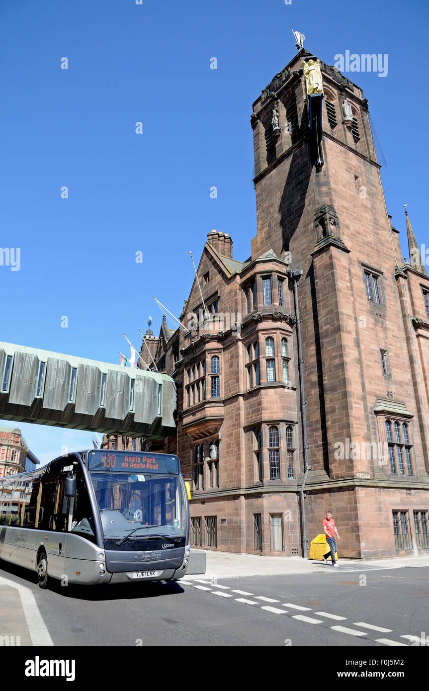 Il Consiglio House e la torre dell orologio con un moderno bus in primo piano, Coventry, West Midlands, Inghilterra, Regno Unito, Europa occidentale. Foto Stock