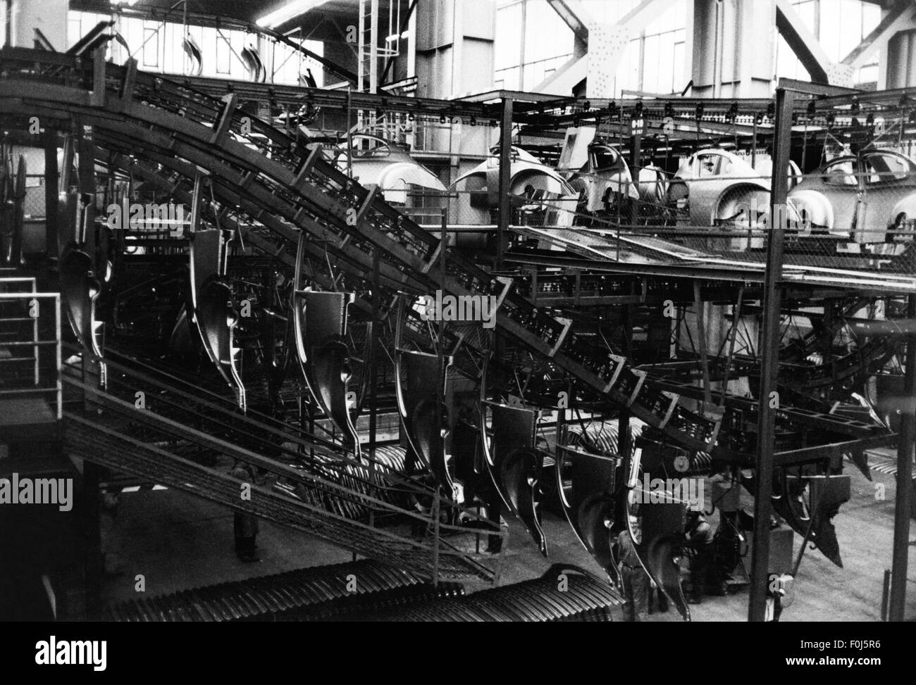 Industria, industria automobilistica, Volkswagen, Volkswagen stabilimento Wolfsburg, vista interna, trasporto di parti per VW Beetle 1300, 1960s, diritti aggiuntivi-clearences-non disponibile Foto Stock