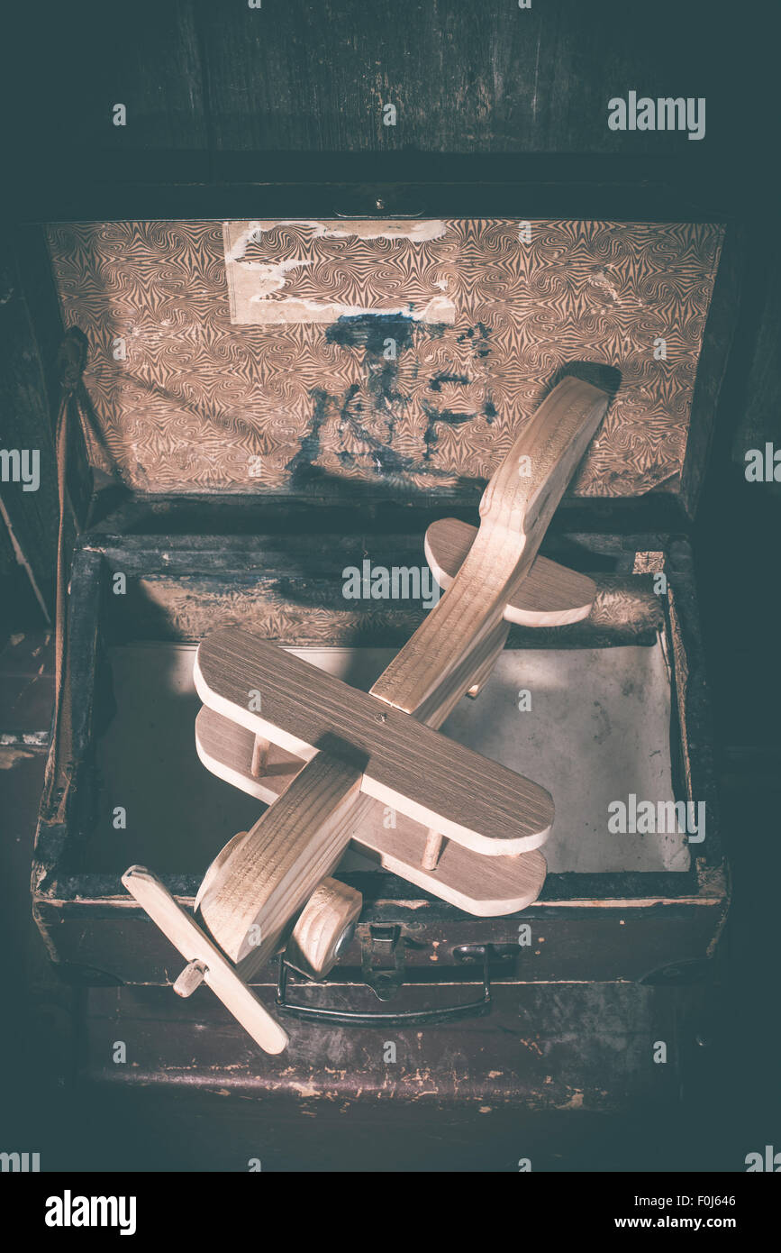 Giocattolo per bambini è aereo in legno. In stile vintage. Foto Stock