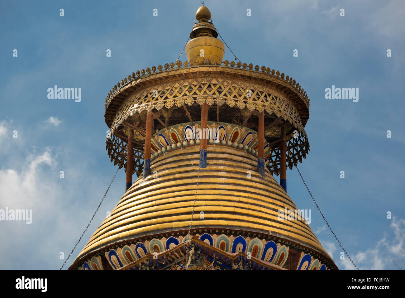 Tetto Dorato Del Pelkhor contese monastero in Tibet con un cielo nuvoloso in background Foto Stock