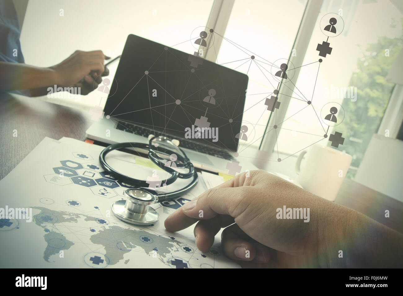 Il team medico che lavorano con il computer portatile in area di lavoro medico ufficio e medical network media diagramma come concetto Foto Stock