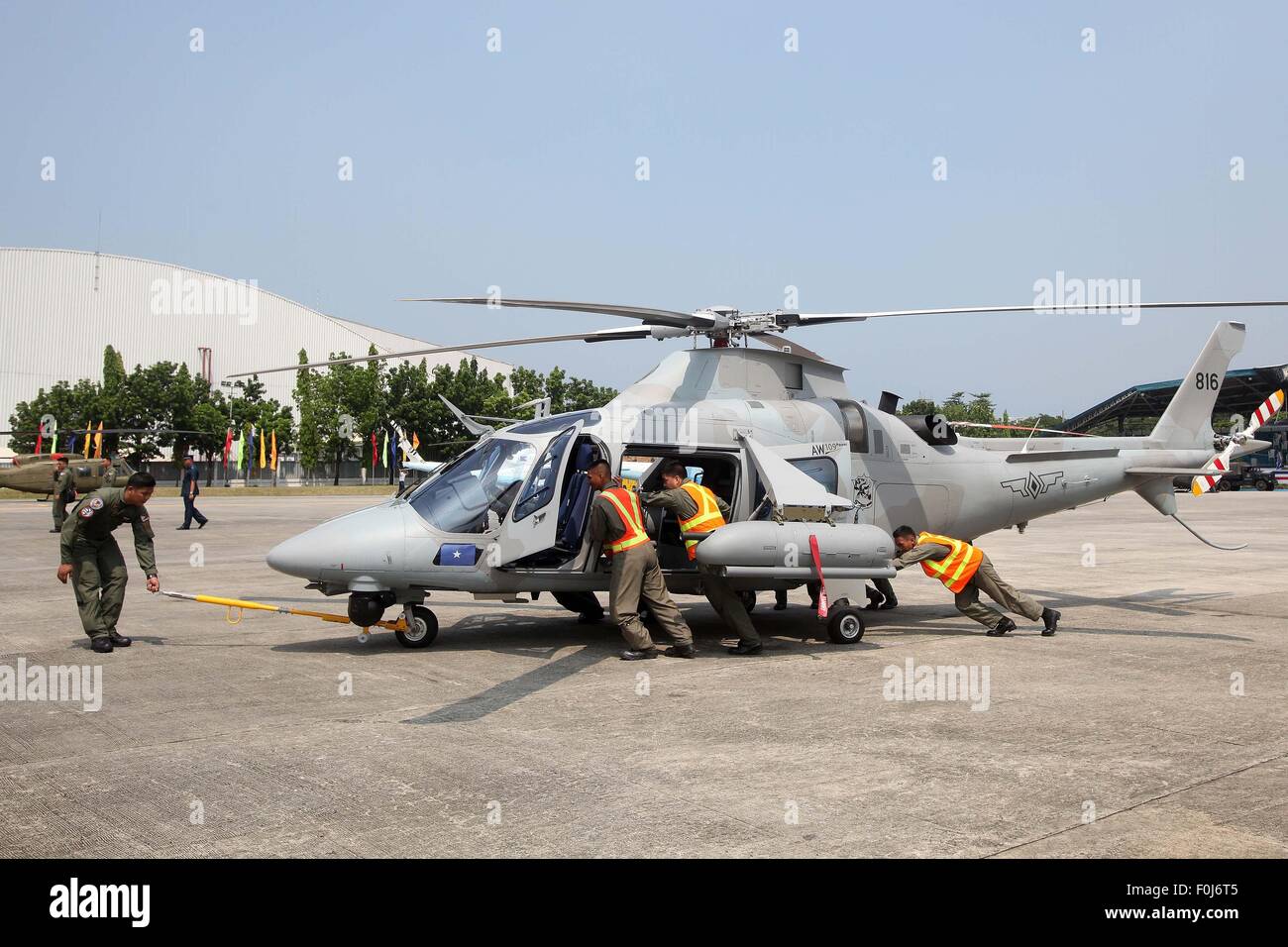 Pasay City, Filippine. 17 Ago, 2015. I membri del Philippine Air Force (PAF) spingere un recentemente acquisito-AW-109E elicottero durante una cerimonia di fatturato a Villamor Air Base in Pasay City, Filippine, e il agosto 17, 2015. Il PAF acquisito otto Bell-412EP elicotteri da Canada e due nuovissimi AW-109E degli elicotteri che possono eseguire chiudere il supporto aereo e ricognizione aerea britannica nonché aria operazioni di sollevamento in diverse parti del paese. © Rouelle Umali/Xinhua/Alamy Live News Foto Stock