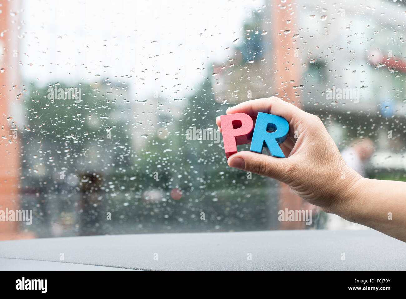 Parola PR. Close up lettere di legno. Foto Stock
