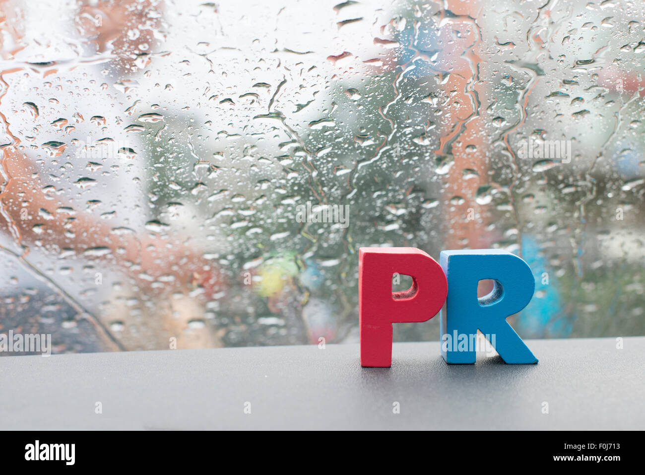 Parola PR. Close up lettere di legno. Foto Stock