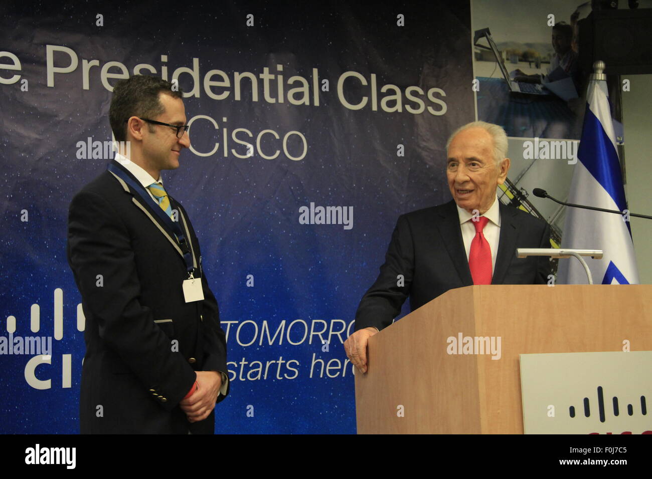 Il Presidente Peres riceve il Guinness World Record Titolare carta dal Vice Presidente Senior di Guinness World Record, Marco Frigatti Foto Stock