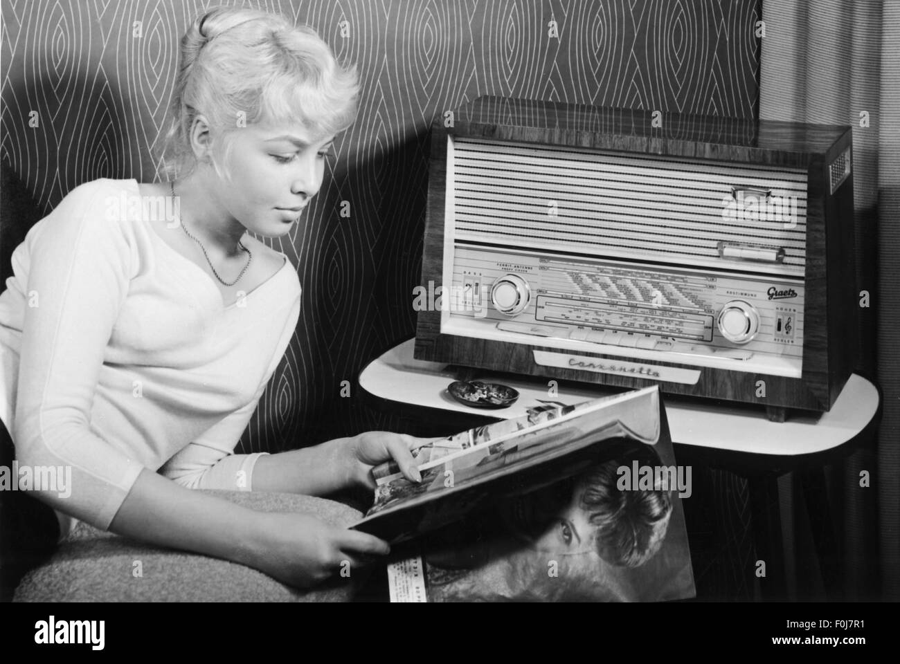 Trasmissione, radio, donna seduta davanti alla radio tipo 'Canzonetta' di Graetz seduta, anni '50, diritti aggiuntivi-clearences-non disponibile Foto Stock