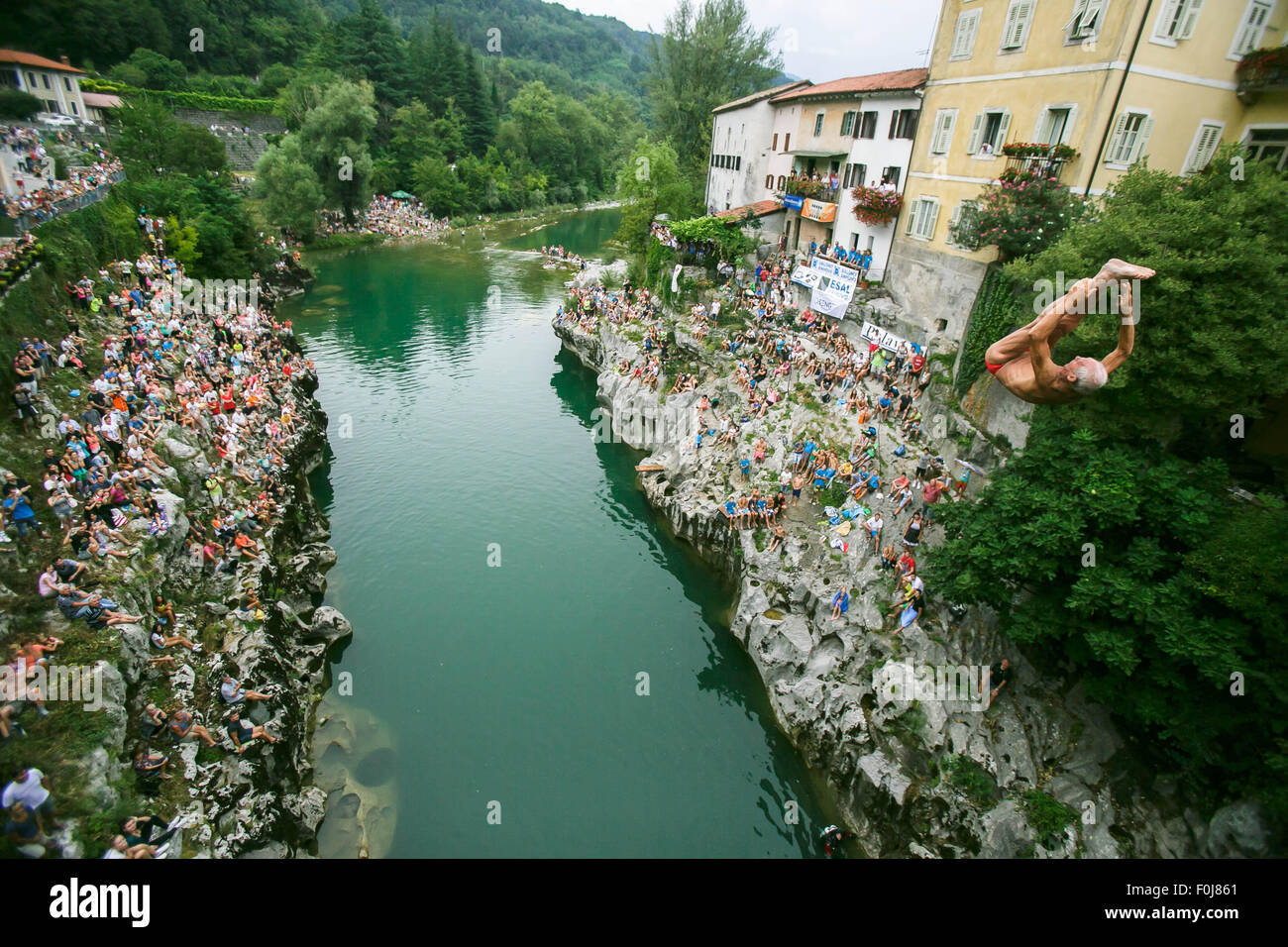 Kanal, Slovenia. 16 Ago, 2015. Pino Auber, un 77-anno-vecchio uomo da Trieste d'Italia, i tuffi da un 17-metro-alta ponte attraverso il Fiume Soca durante l annuale diving concorrenza in Kanal, Slovenia, Agosto 16, 2015. Credito: Luka Dakskobler/Xinhua/Alamy Live News Foto Stock