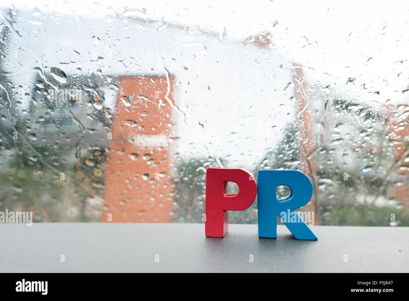 Parola PR. Close up lettere di legno. Foto Stock