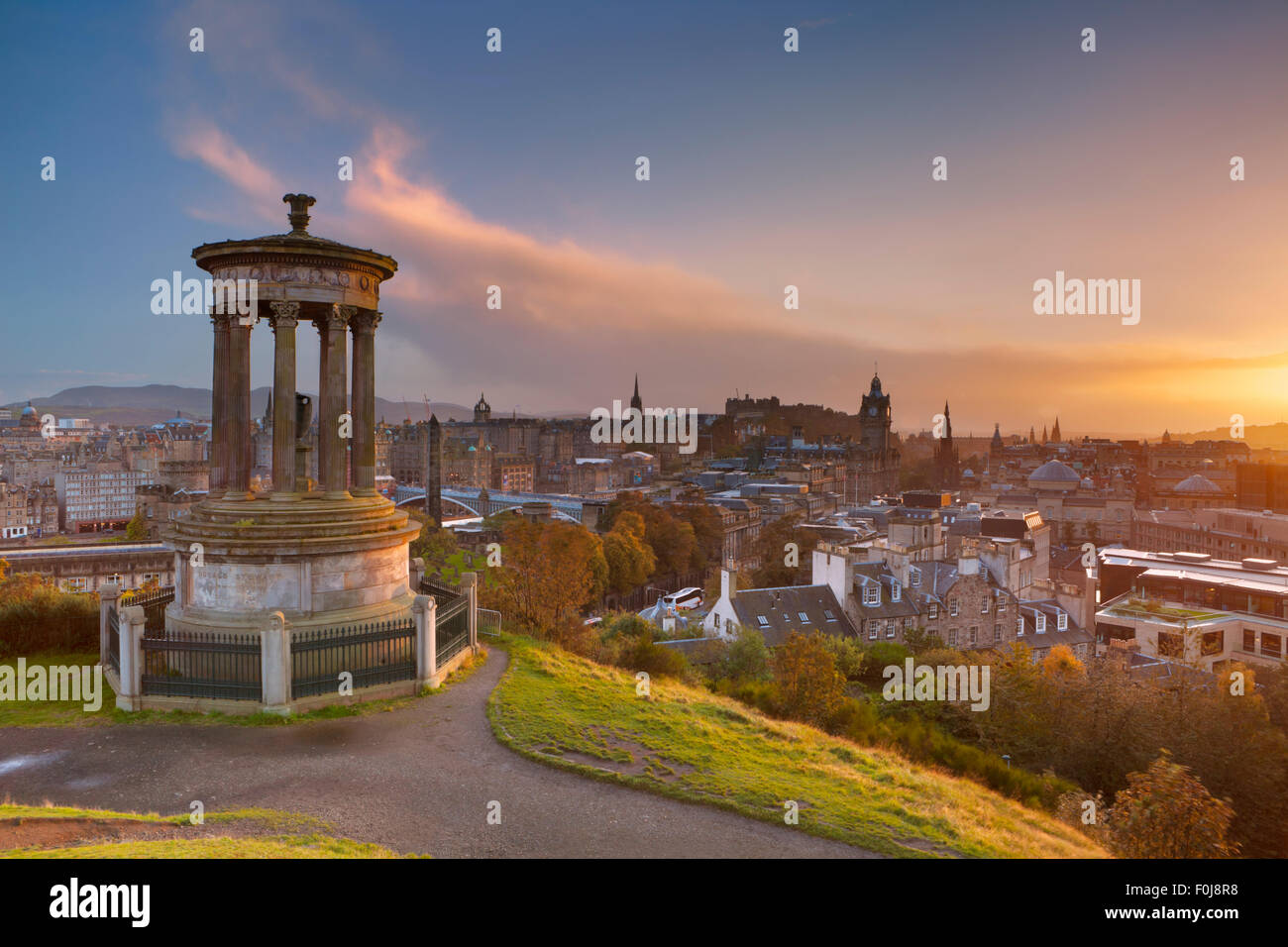 La skyline di Edimburgo con il castello di Edimburgo in background. Fotografato da Calton Hill al tramonto. Foto Stock