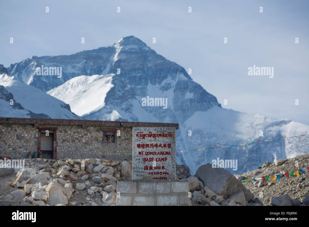 Mount Everest segno di elevazione con altezza al Campo Base in Tibet Foto Stock