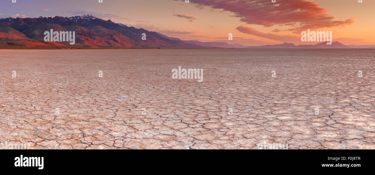 Massa rotto nel Alvord Playa, un dry lakebed nel deserto Alvord nel sud-est della Oregon, Stati Uniti d'America. Fotografato a sunrise. Foto Stock