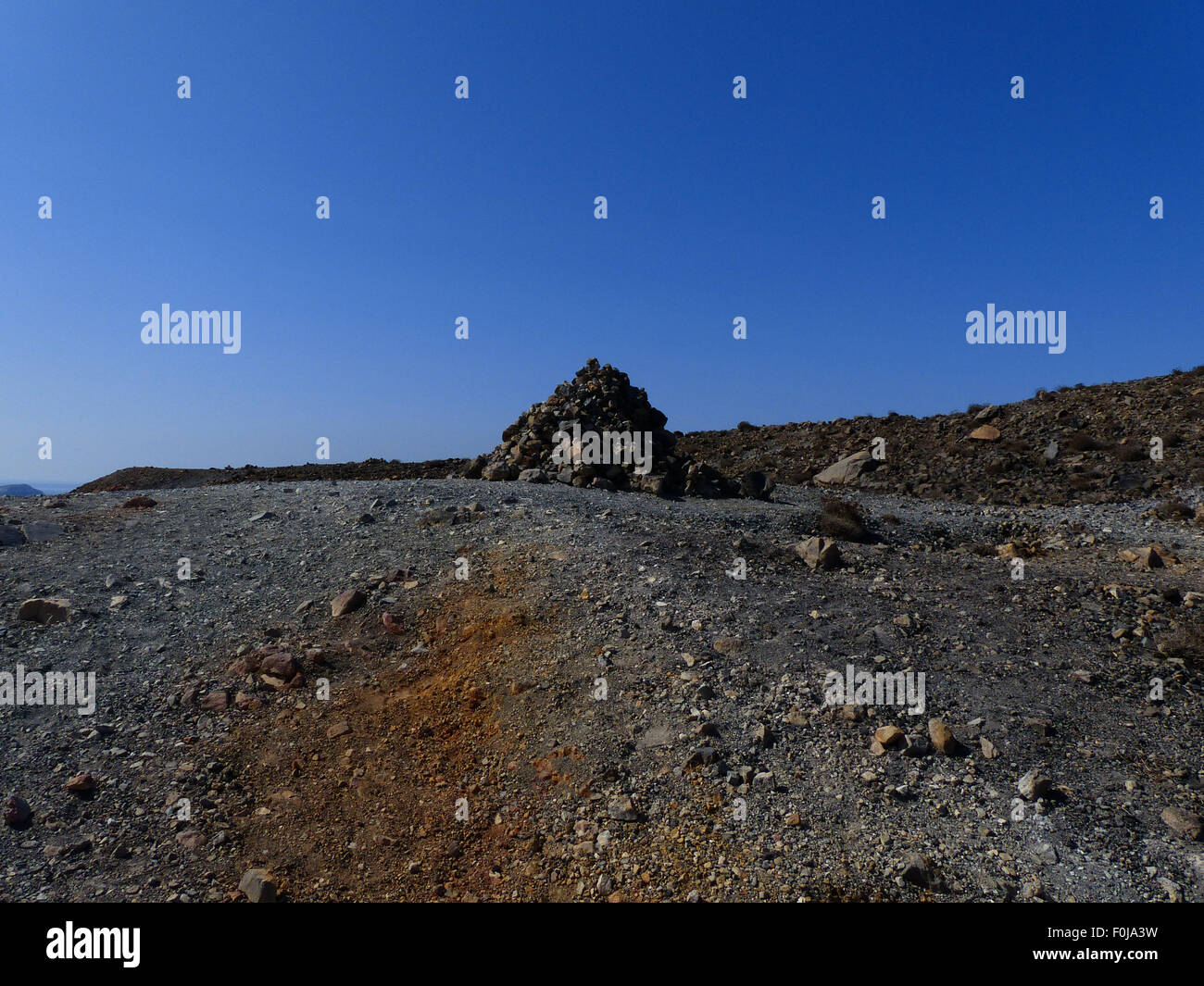 Pile di pietra o di Cairns sulla vulcaniche di Nea Kameni Isola Grecia Foto Stock