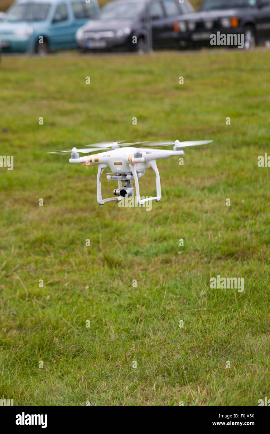 DJI Phantom drone con fotocamera attaccata al New Forest Fairy Festival, Burley, Hampshire, Regno Unito ad agosto Foto Stock