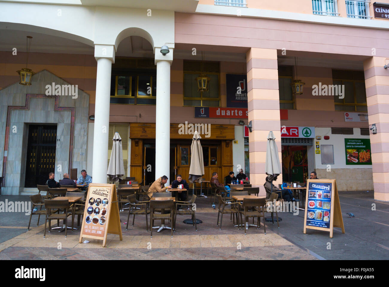 Terrazze dei bar, Plaza de los Reyes, piazza principale, Ceuta, enclave spagnola all'interno del Marocco, Africa settentrionale Foto Stock