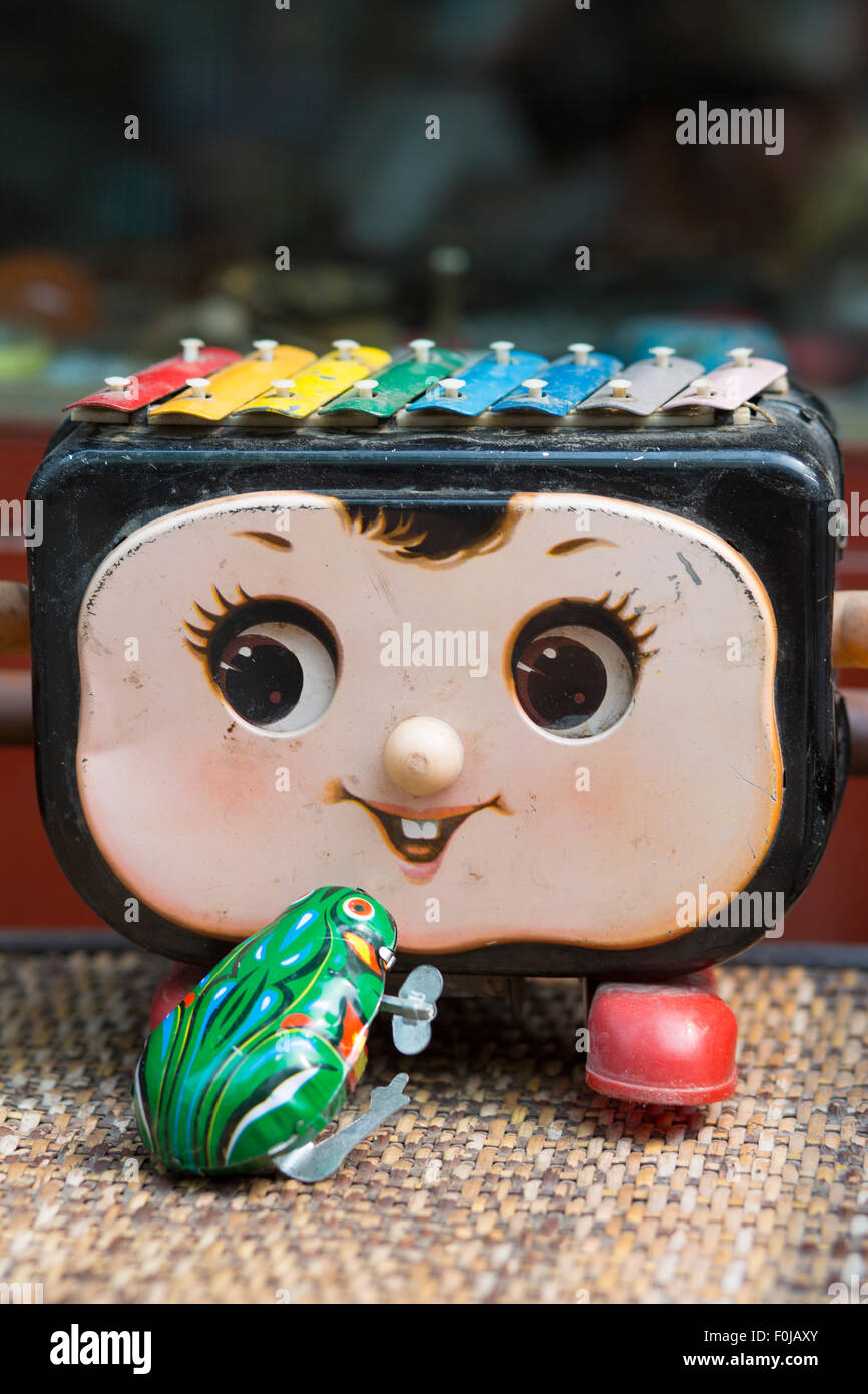 Musical retrò giocattoli sul mercato delle pulci a Shanghai in Cina Foto Stock