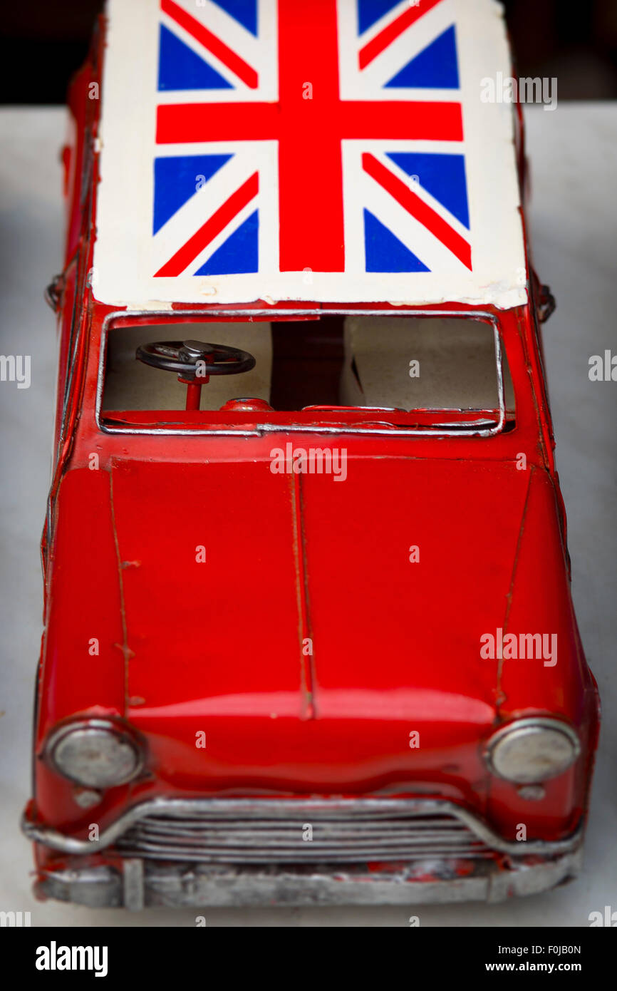British auto con la bandiera inglese sul tetto scoperto in un mercato delle pulci a Shanghai Foto Stock
