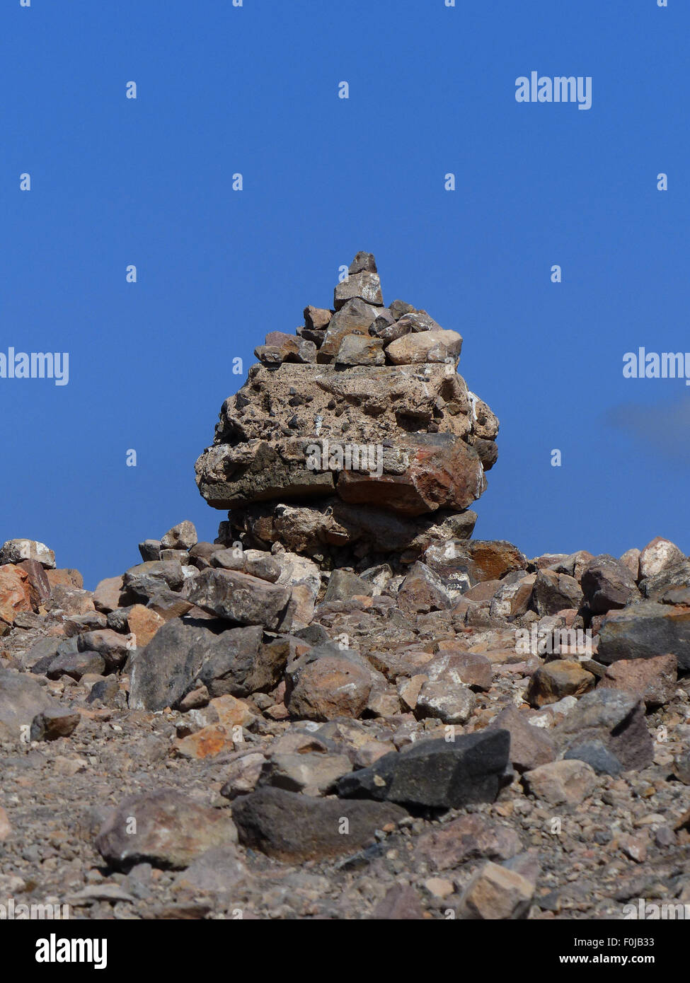 Pile di pietra o di Cairns sulla vulcaniche di Nea Kameni Isola Grecia Foto Stock