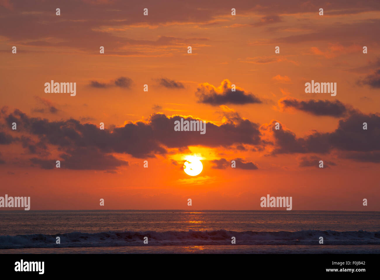 Vista al tramonto sulla spiaggia di Matapalo, Costa Rica. Matapalo si trova nel sud della costa del Pacifico. Foto Stock