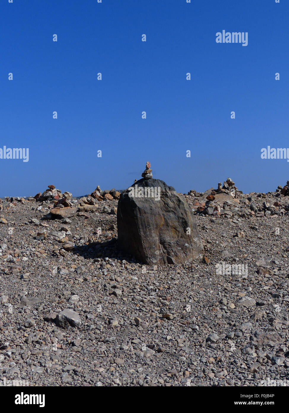 Pile di pietra o di Cairns sulla vulcaniche di Nea Kameni Isola Grecia Foto Stock