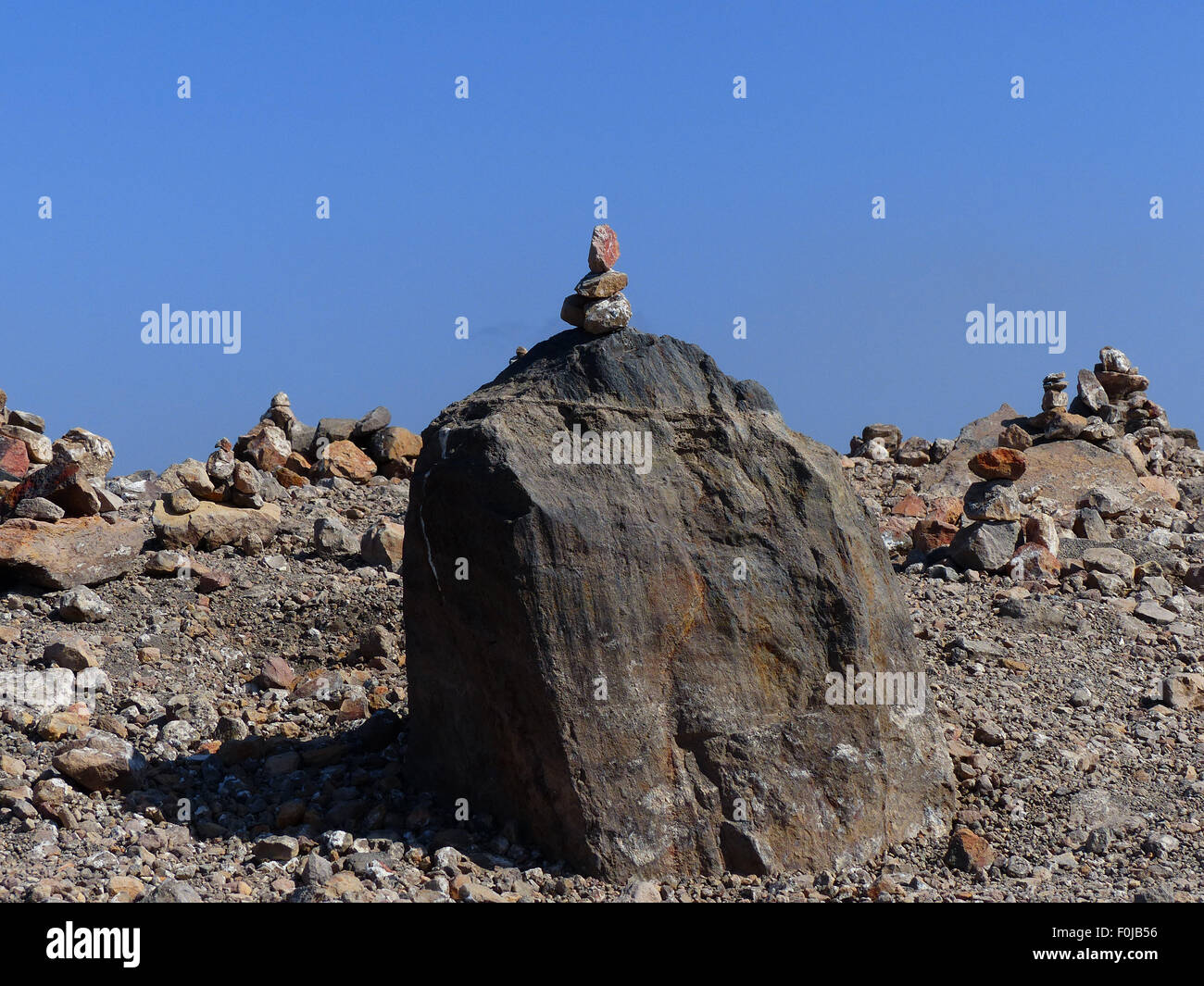 Pile di pietra o di Cairns sulla vulcaniche di Nea Kameni Isola Grecia Foto Stock