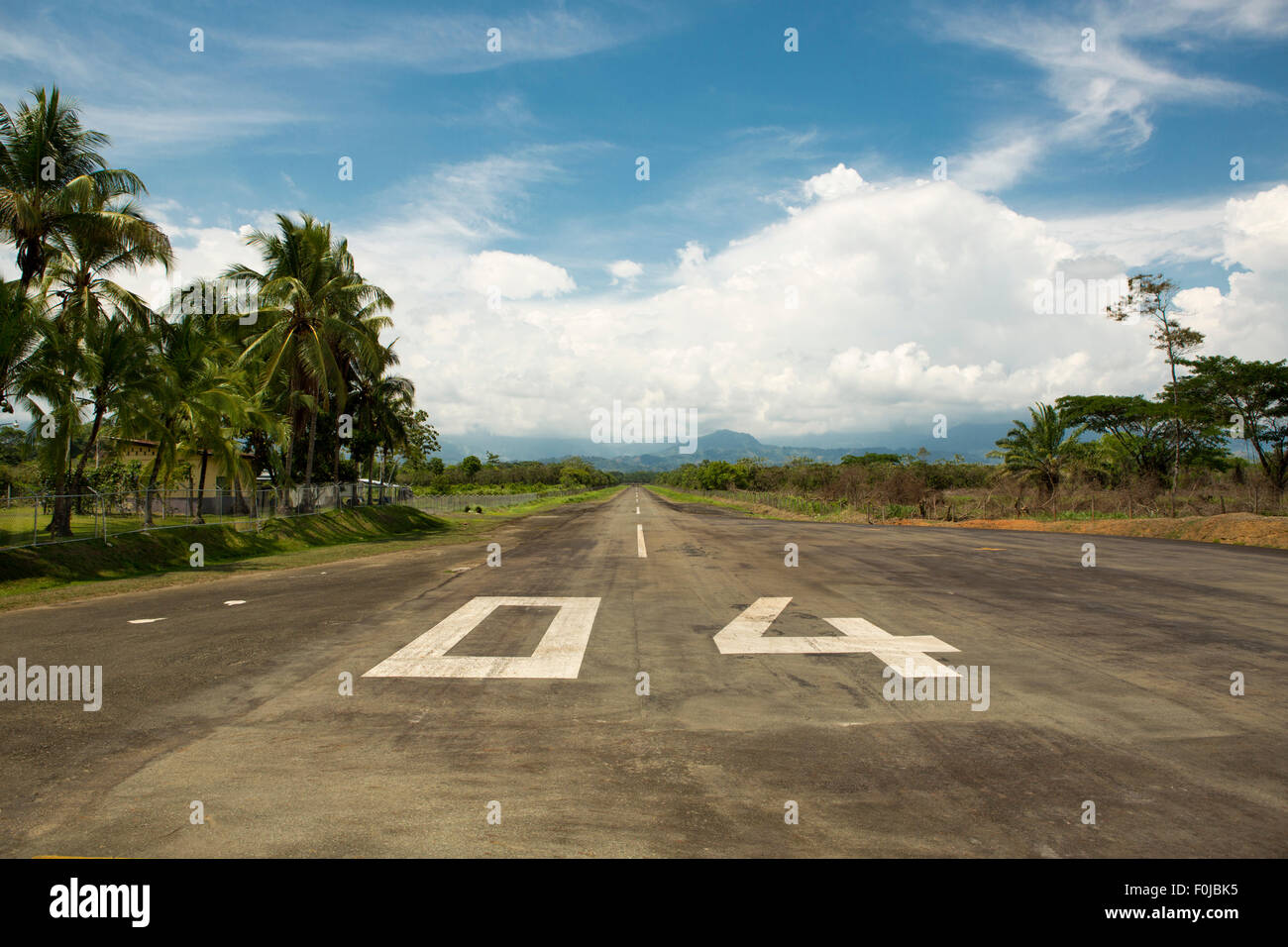 Vuoto locale aeroporto di Quepos in Costa Rica con la montagna e la foresta in background. Sul scappare le lettere 04 Foto Stock