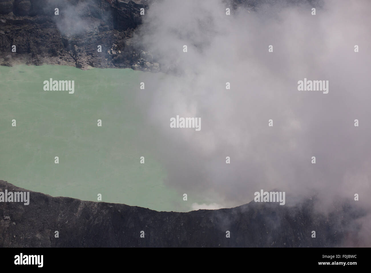 Fumarola il fumo sopra il vulcano Poas in Costa Rica nel 2012. Dettaglio dell'acqua acida cratere con colori turchese. Foto Stock