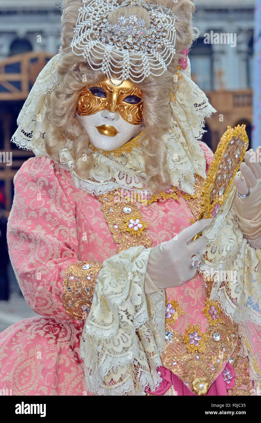 Artista in bella rosa veneziano costume di carnevale di Venezia 2015 Foto Stock