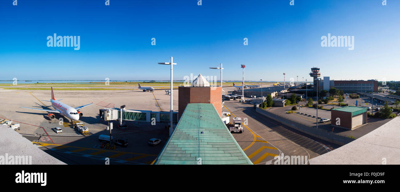 Una veduta panoramica completa di aerei parcheggiati presso il terminal passeggeri dell'aeroporto Marco Polo di Venezia il 09 giugno 2014. Foto Stock