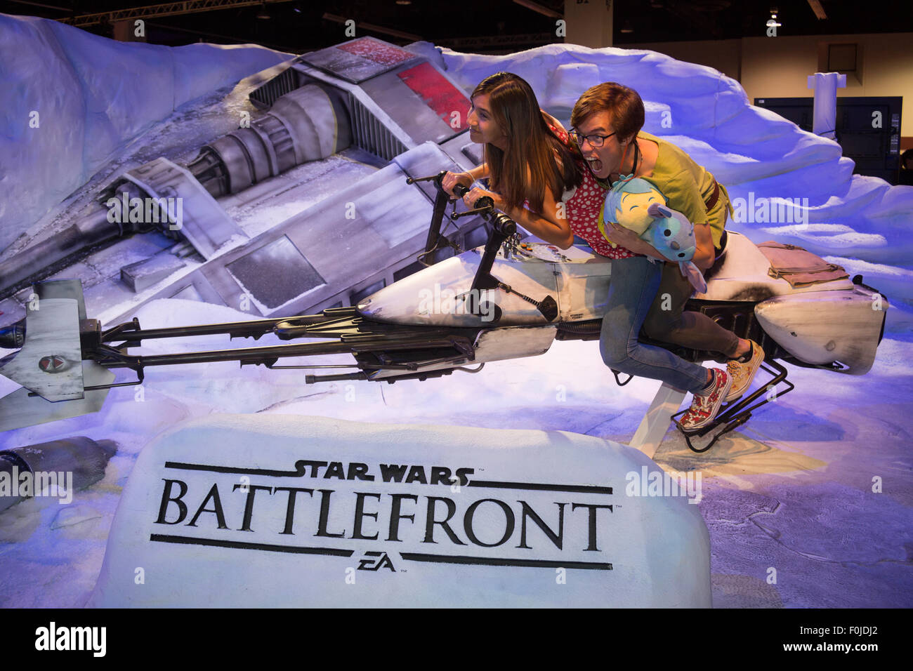 Anaheim, California, USA. Il 15 agosto, 2015. Brandon Wolfe e Lori Galarreta posano per una foto opportunità da Star Wars Battlefront video gioco presso il Disney D23 Expo Fan event a Anaheim, CA, Stati Uniti d'America Agosto 16, 2015. Credito: Kayte Deioma/Alamy Live News Foto Stock