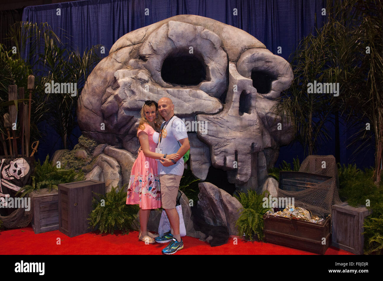 Anaheim, California, USA. Il 15 agosto, 2015. LeeAnn e Eric Russel Stanton, CA pongono con cranio Rock presso il Disney D23 Expo Fan event a Anaheim, CA, Stati Uniti d'America Agosto 16, 2015. Credito: Kayte Deioma/Alamy Live News Foto Stock
