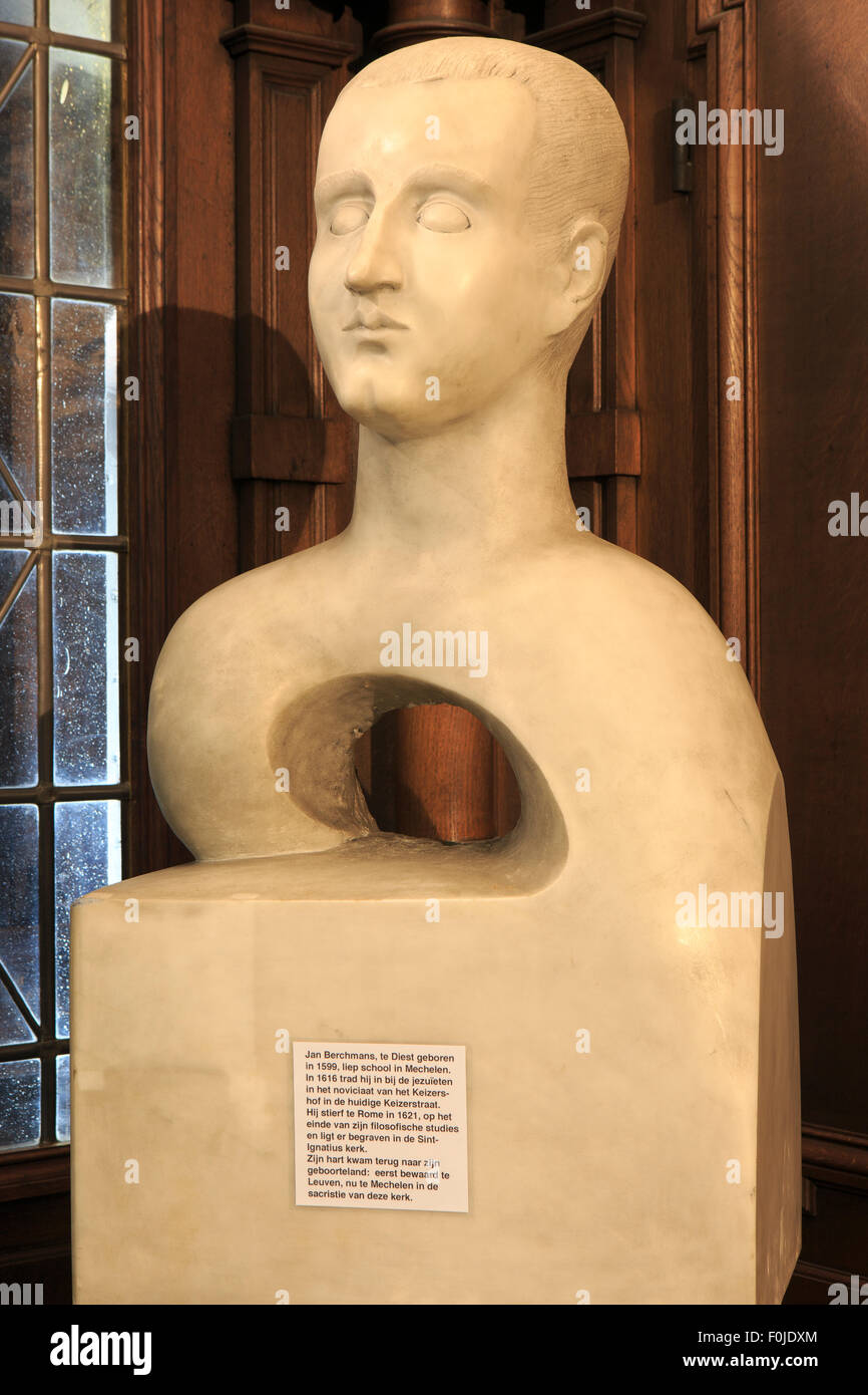 Busto di Saint John Berchmans presso la chiesa di Nostra Signora di Leliendaal in Mechelen, Belgio Foto Stock