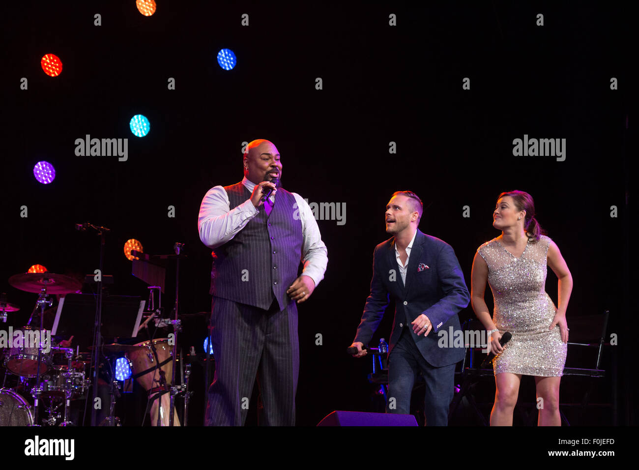 Anaheim, California, USA. Il 15 agosto, 2015. James Monroe Iglehart, l'originale Genie in 'Aladdin", Joshua Strickland, l'originale Tarzan e Ashley Brown, l'originale Mary Poppins da Disney's Broadway productions, eseguire in Disney on Broadway 'Originali' presso il Disney D23 Expo di Anaheim, CA, Stati Uniti d'America Agosto 15, 2015. Credito: Kayte Deioma/Alamy Live News Foto Stock