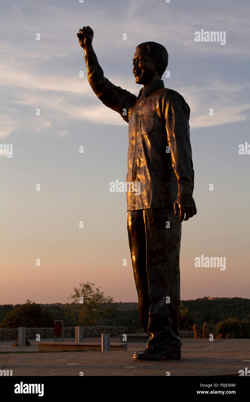 Una statua di bronzo di Nelson Mandela sulla collina navale, Bloemfontein, Sud Africa Foto Stock
