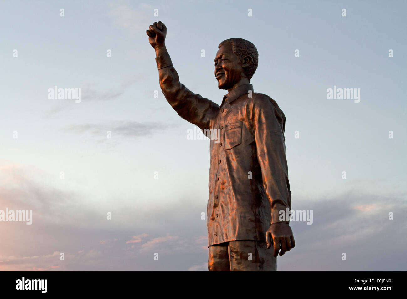 Una statua di bronzo di Nelson Mandela eretto sulla collina navale di Bloemfontein, Sud Africa. Foto Stock