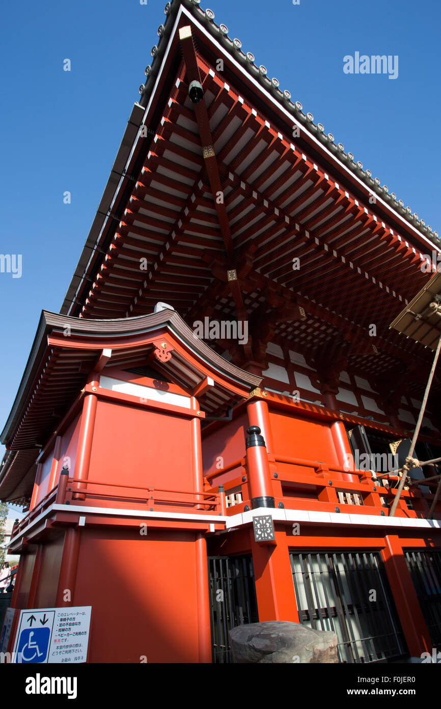 Pomeriggio Vista tetti colorati del famoso Tempio di Asakusa Kannon. Foto Stock