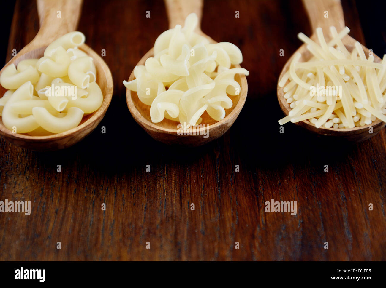 Diversi tipi di pasta sul tavolo Foto Stock